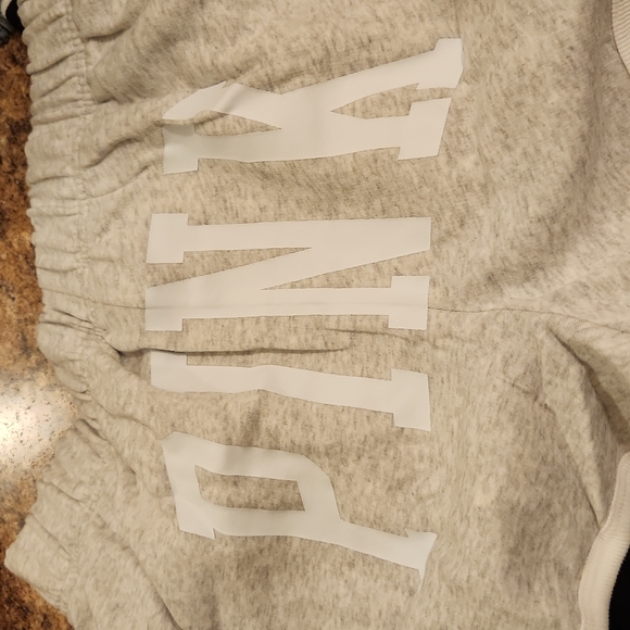 BUNDLE VS PINK 2.5" CURVED HEM SWEAT SHORTS - Picture 2 of 4